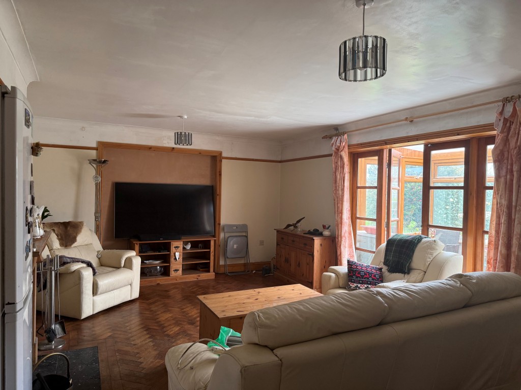 Lot: 118 - DETACHED HOUSE WITH ATTACHED ANNEXE GARDEN, GARAGE AND TWO DRIVES - Living dining room